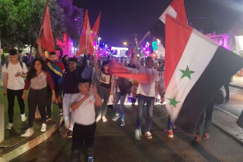 מפגינים במושבה הגרמנית נגד התקיפה בסוריה | צילום: שירות רדיו חיפה