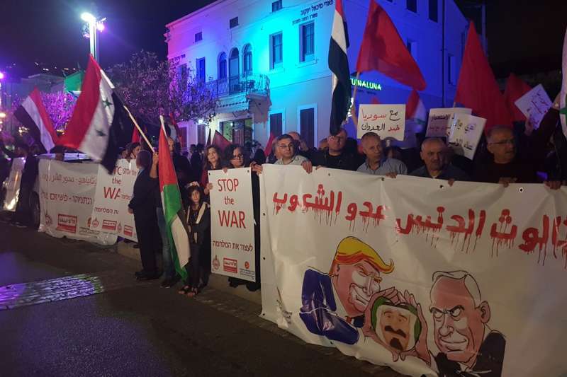 מפגינים במושבה הגרמנית נגד התקיפה בסוריה | צילום: שירות רדיו חיפה