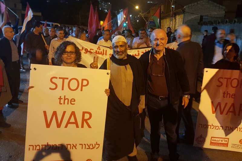מפגינים במושבה הגרמנית נגד התקיפה בסוריה | צילום: שירות רדיו חיפה