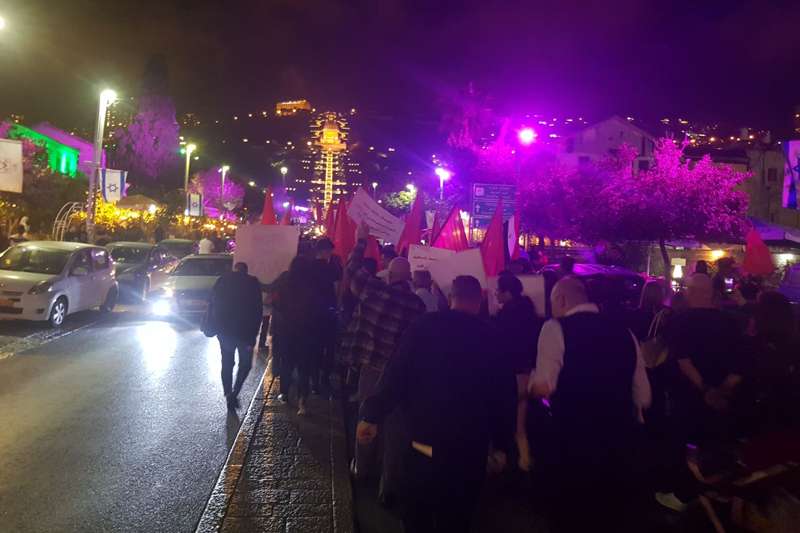 מפגינים במושבה הגרמנית נגד התקיפה בסוריה | צילום: שירות רדיו חיפה