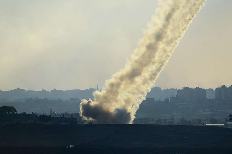 עשן מהפצצה ברצועת עזה, במהלך מבצע צוק איתן 2014 | צילום: קובי גדעון, ארכיון לע"מ