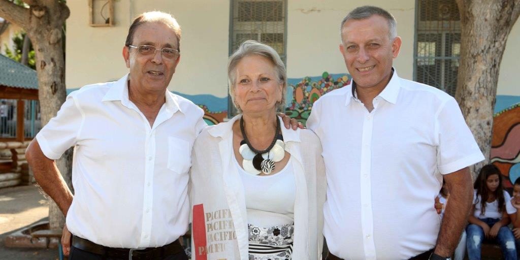 מימין לשמאל: שלומי דהאן, מנהל מחלקת החינוך בעירייה; יונה בן עמרם; וראש העירייה, אריה טל | צילום: עיריית טירת כרמל