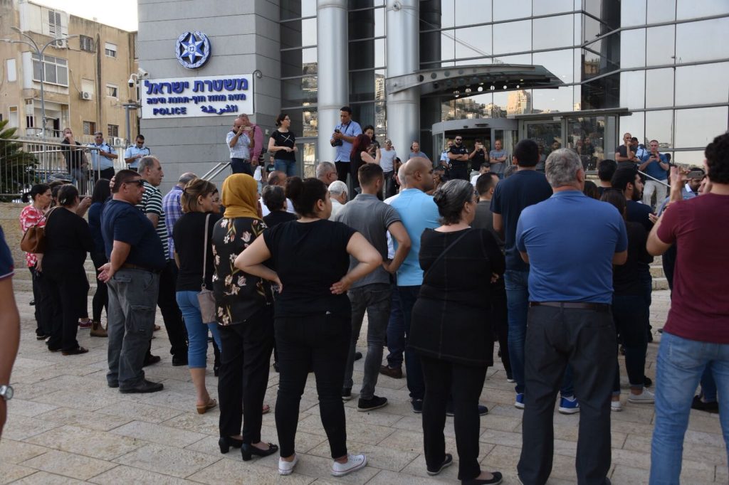 הפגנה הערב, מול בניין מטה מחוז חוף ותחנת חיפה | צילום: משטרת ישראל