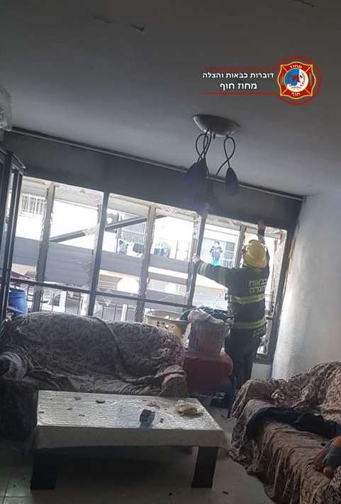 הנזק שנגרם לדירה | צילום: כבאות והצלה מחוז חוף