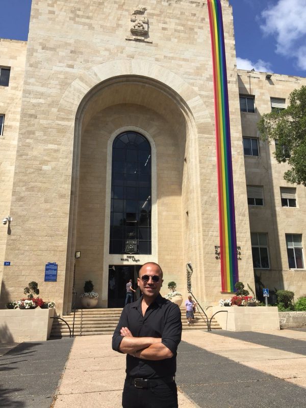 יוסי שלום ודגל הגאווה על בניין העירייה | צילום: ראובן כהן, עיריית חיפה