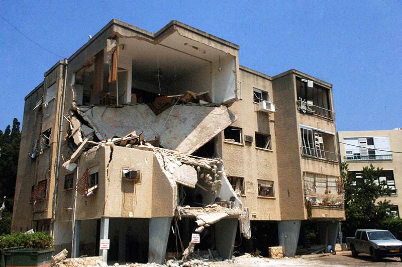 בית דירות אשר ספג גיעה ישירה בשכונת בת גלים בעיר - מלחמת לבנון השנייה | צילום: מילנר משה, ארכיון לע"מ