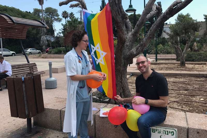 רופאה ואח, הבוקר בכניסה לבית החולים כרמל | צילום: רדיו חיפה