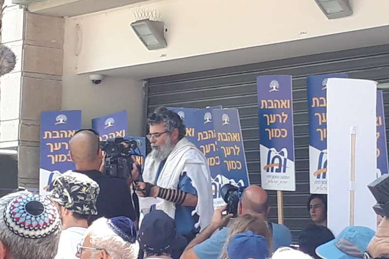 הרב דב חיון, בתפילת המחאה ליד בית הדין הרבני | צילום: שירות רדיו חיפה