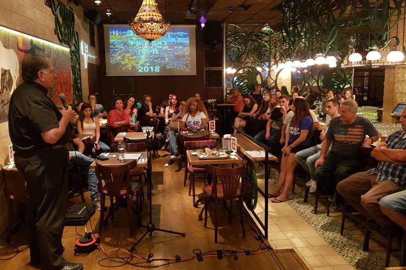 יהב במפגש עם תושבים בפאב הסליק, הערב | צילום: גיל מזרחי