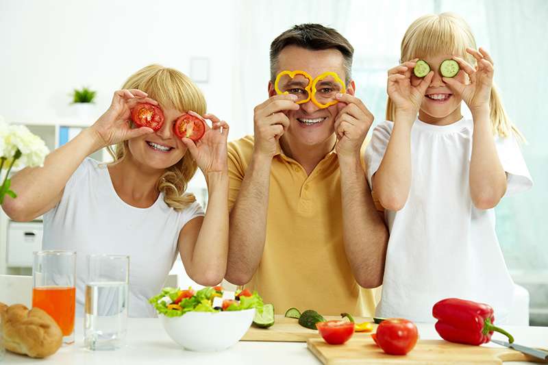 ילדים והורים במטבח | אילוסטרציה: Shutterstock