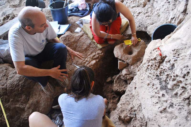 צוות החפירה במערת רקפת | צילום: באדיבות צוות החפירה