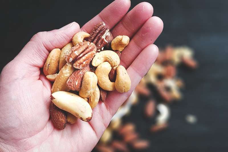 יד מחזיקה אגוזים ובוטנים | צילום (אילוסטרציה): Shutterstock