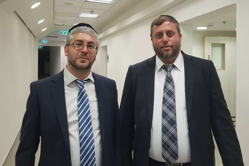 מיכי אלפר ומנחם קפלן, היום במינהלת הבחירות | צילום: רדיו חיפה