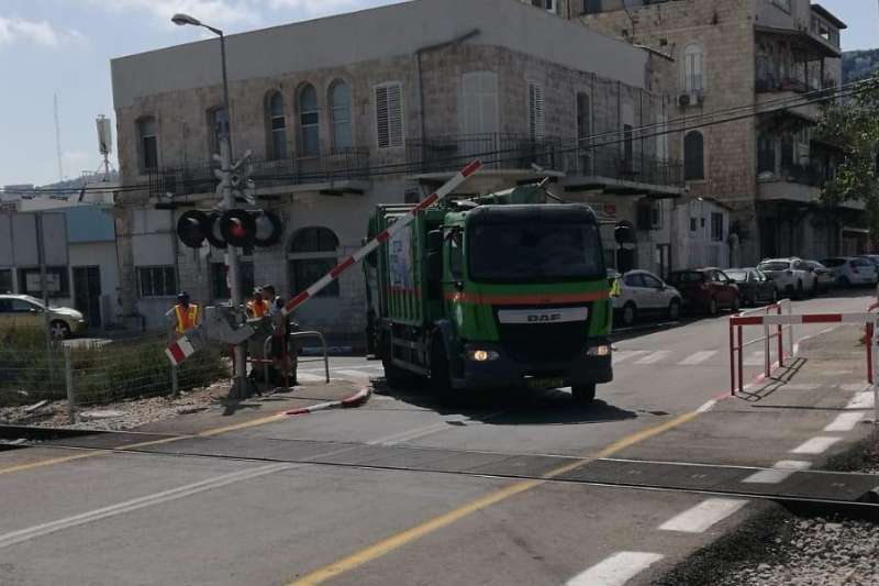 המשאית שנתקעה במחסום | צילום: דוברות רכבת ישראל