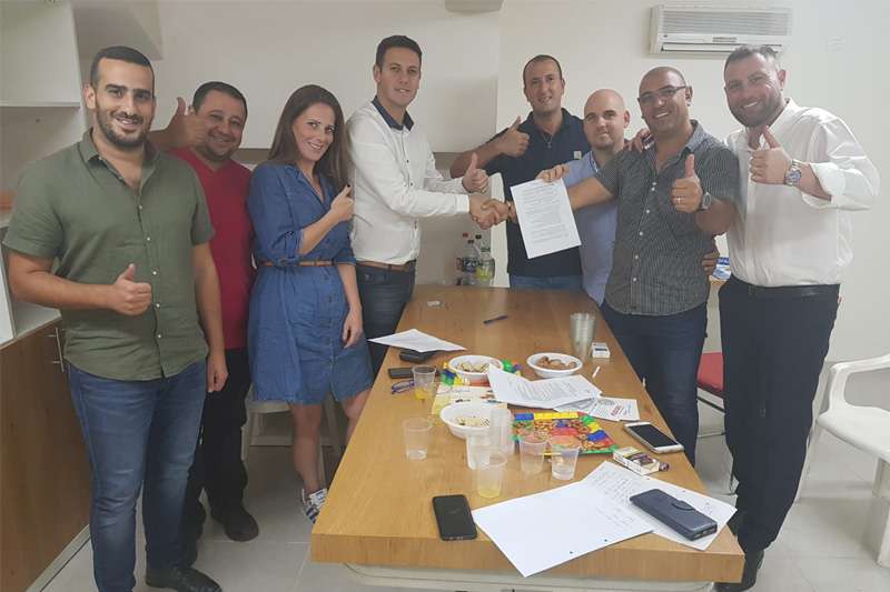 אנשי "חיפה מתחדשת" ו"עוצמה לקרית חיים ושמואל", הערב בחתימת ההסכם | צילום: קיריל קארטניק