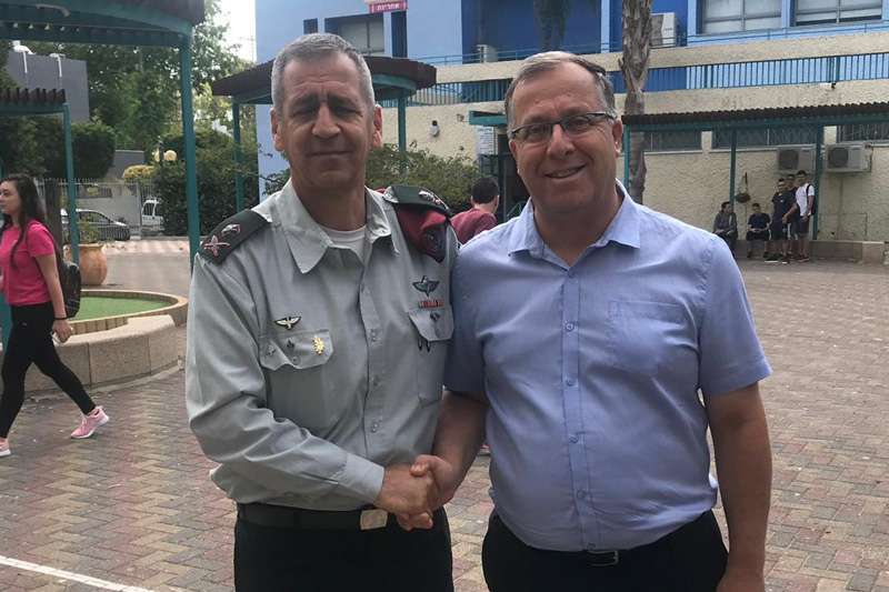 דוקורסקי וכוכבי, ראש עיר והרמטכ״ל לעתיד | צילום: דוברות עיריית קרית ביאליק