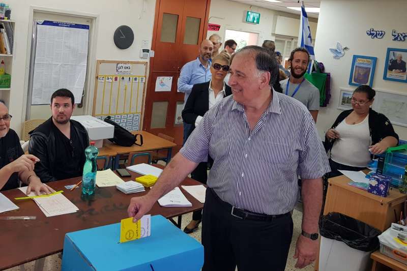 ראש העירייה, יונה יהב מצביע | צילום: רדיו חיפה