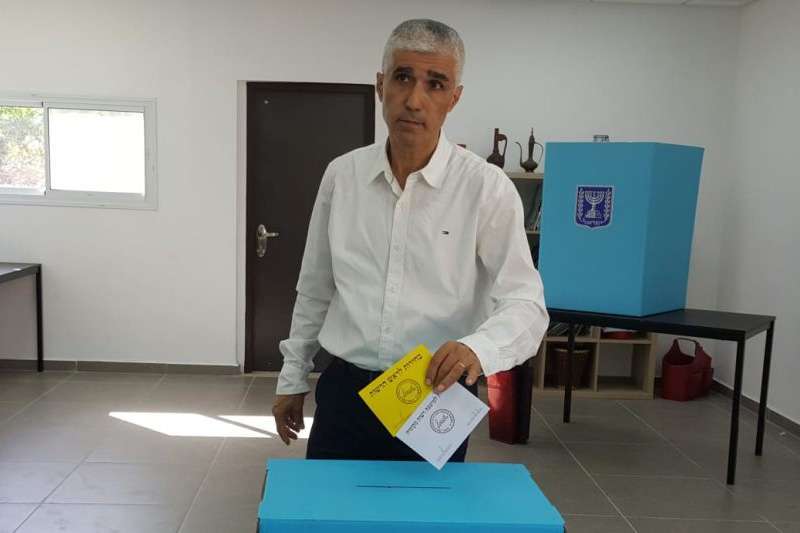 דוד שחר, המועמד לראשות העיר טירת כרמל, מצביע הבוקר | צילום: שירות רדיו חיפה