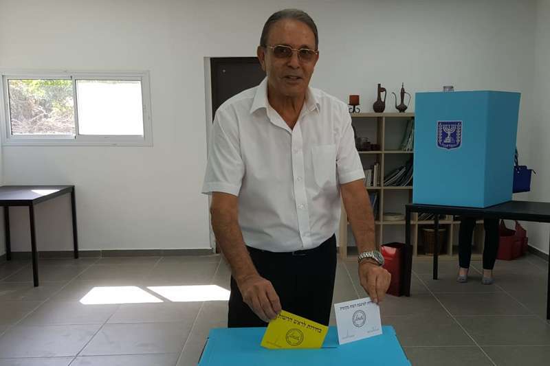 אריה טל מצביע בקלפי, הבוקר | צילום: רדיו חיפה