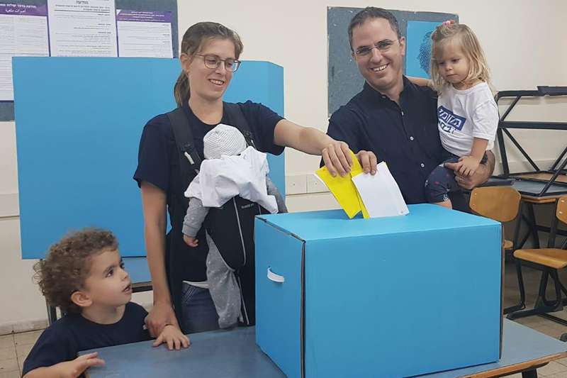 בועז גור ומשפחתו מצביעים | צילום: רדיו חיפה