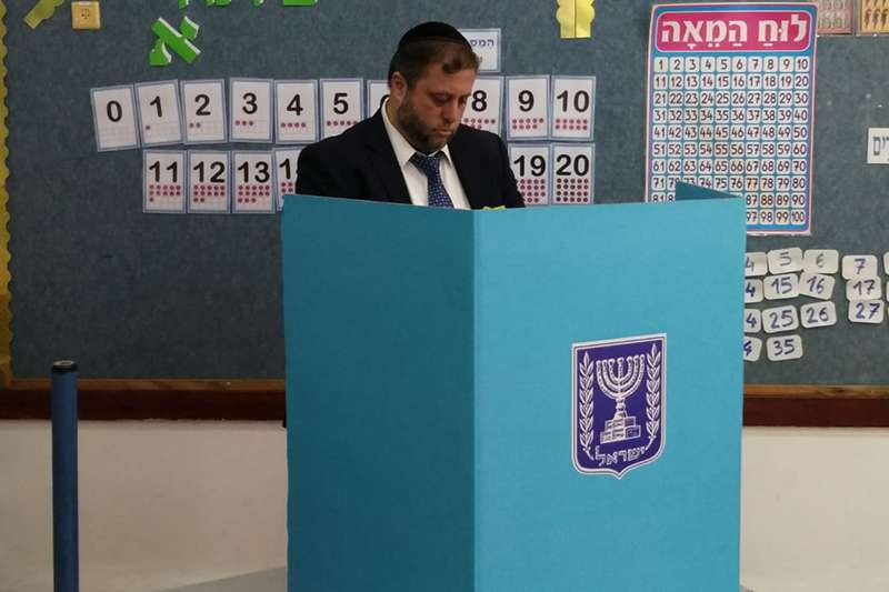מיכי אלפר מצביע | צילום: רדיו חיפה