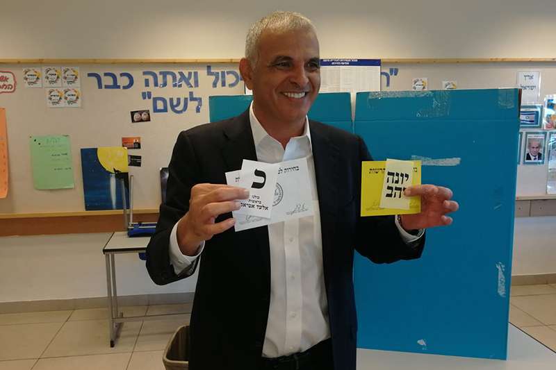 השר משה כחלון מצביע | צילום: רדיו חיפה
