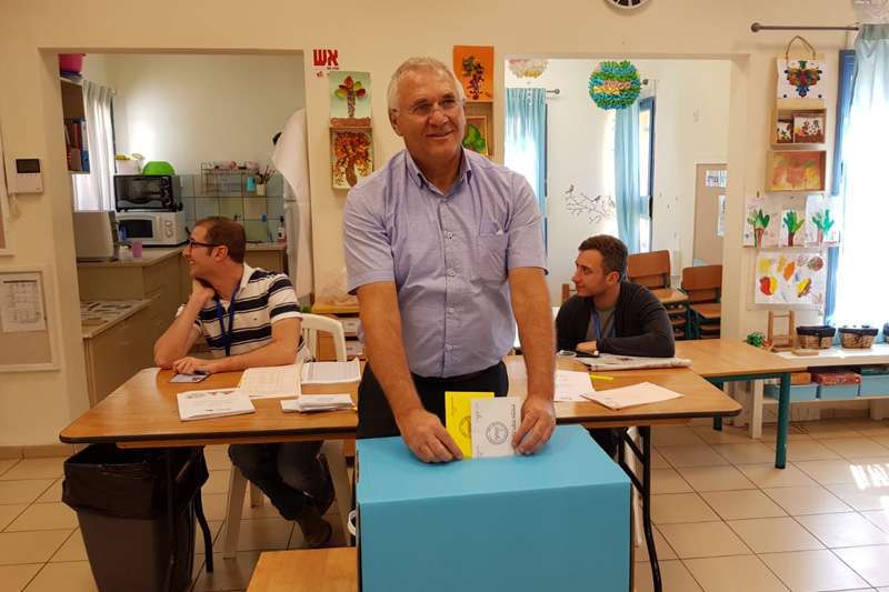 אביהו האן, מועמד הירוקים לראשות העיר חיפה, מצביע הבוקר בגן רקפות | צילום: הירוקים של חיפה