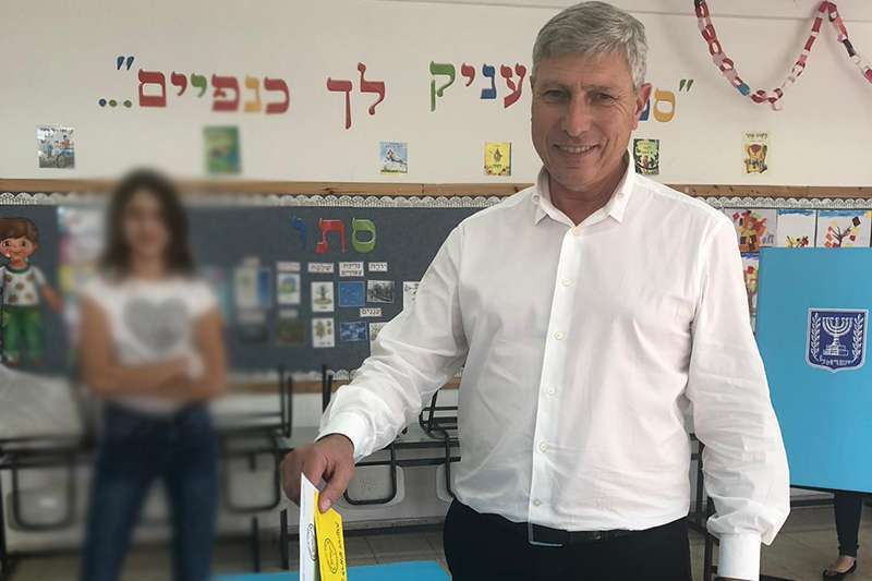 ראש עיריית קרית אתא, יעקב פרץ מצביע בקלפי בבית הספר גבעת טל | צילום: שירות רדיו חיפה