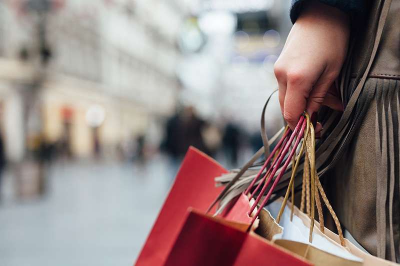 אישה מחזיקה שקיות, קניות, שופינג | צילום (אילוסטרציה): Shutterstock