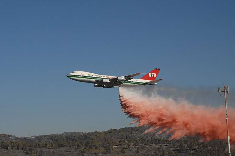 מטוס הסופרטנקר מגיע, לפעולות כיבוי סופי של השריפה, אסון הכרמל 2010 | צילום: מאיר בן סירא