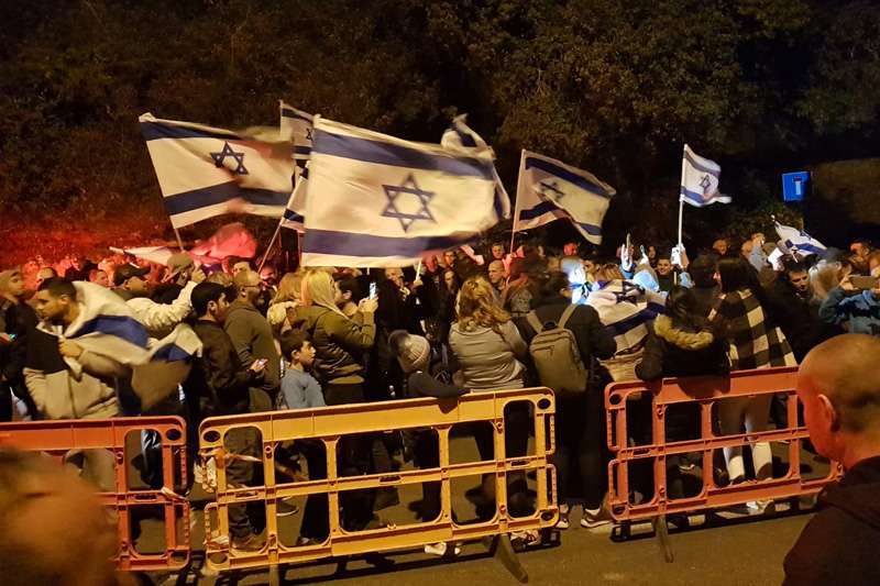 הפגנה מול בית ראש העיר, עינת קליש | צילום: רדיו חיפה