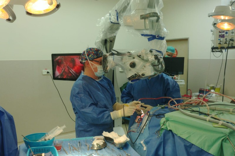 בתמונה: ד"ר עידו פלדור, סגן מנהל המחלקה לנוירוכירורגיה והמיקרוסקופ החדש בחדר הניתוח | צילום: הקריה הרפואית רמב"ם