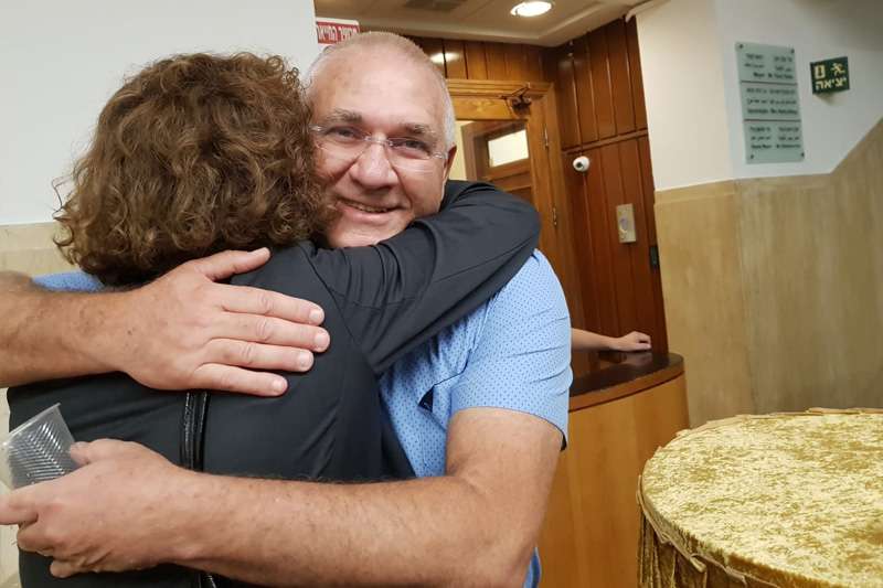 אביהו האן מחבק את עינת קליש | צילום: רדיו חיפה