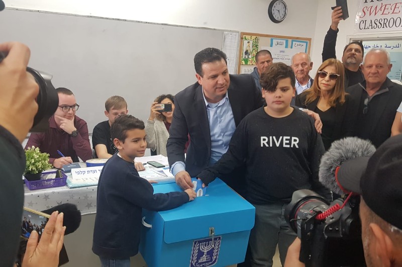ח״כ איימן עודה, יו״ר הרשימה המשותפת, הבוקר בקלפי בכבביר | צילום: רדיו חיפה