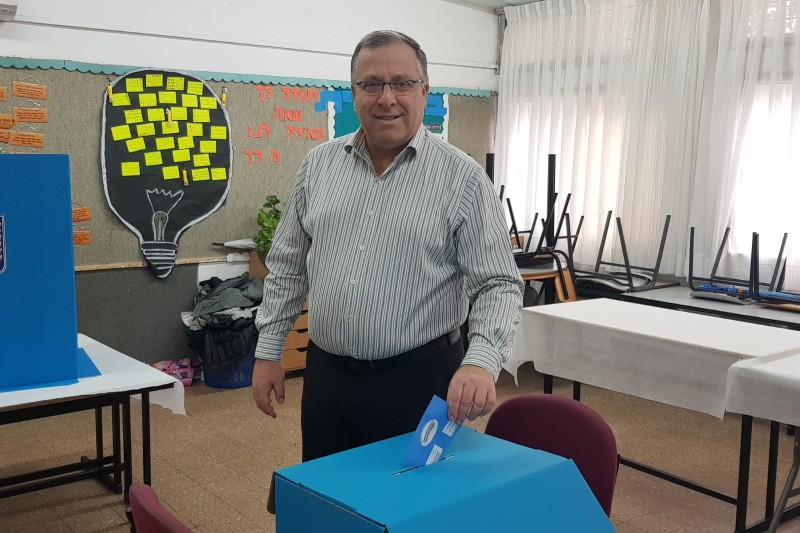 אלי דוקורסקי בקלפי בבית ספר "קדימה" | צילום: עיריית קרית ביאליק