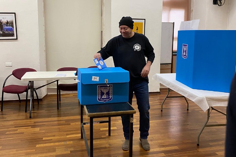 ד"ר אבי ויסמן, סגן מנהל רמב"ם, מצביע בקלפי בבית החולים | צילום: דוברות רמב"ם