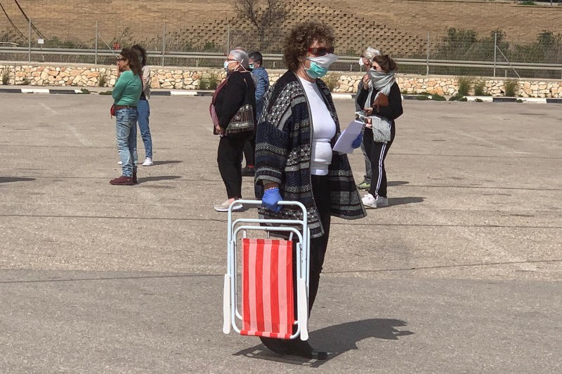 מצביעים בדרך לקלפי הסטרילית | צילום: באדיבות יואב איתיאל