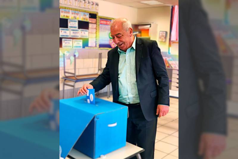 ראש עיריית קרית ים, דוד אבן צור מצביע בקלפי בבית הספר "סביונים" | צילום: עיריית קרית ים