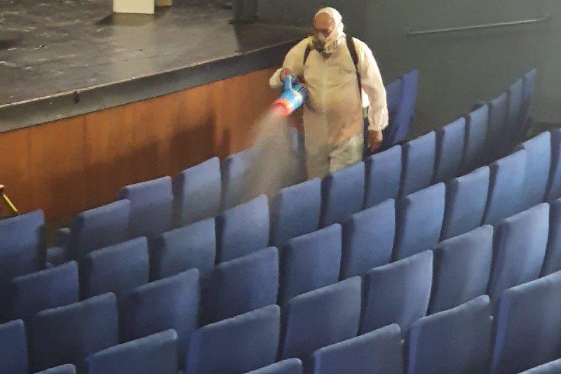 פעולות החיטוי באולם, מרץ 2020 | צילום: תאטרון הצפון