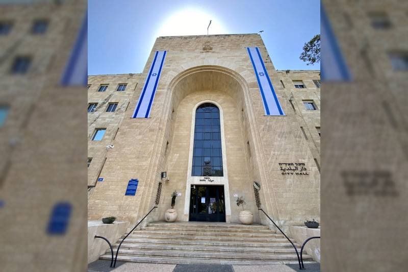 בניין העירייה עם דגלי ישראל | צילום: ראובן כהן, עיריית חיפה