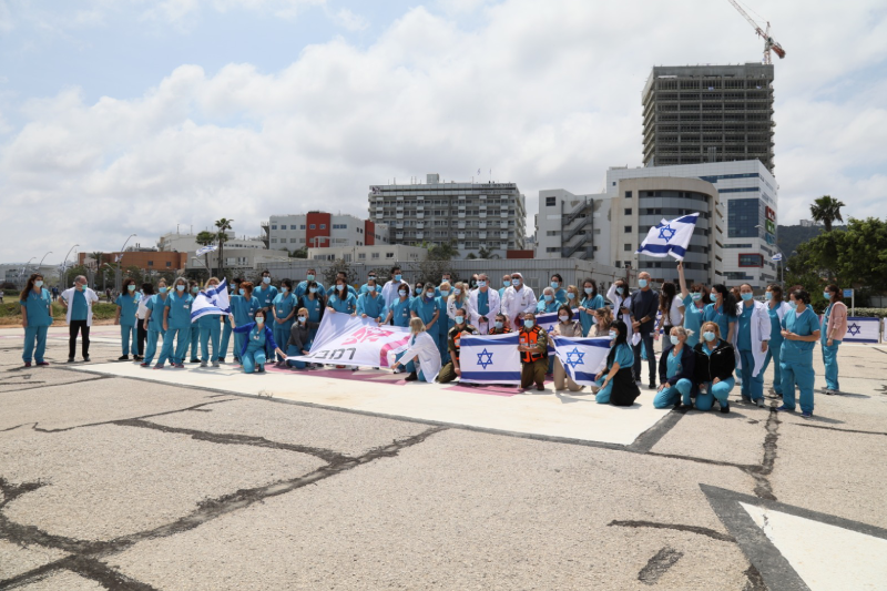 אנשי הצוות הרפואי צופים במטס חיל האוויר מעל בית החולים רמב"ם | צילום: בי"ח רמבם