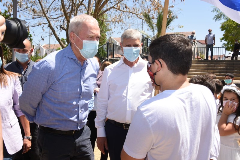 השר יואב גלנט וראש העירייה, יעקב פרץ | צילום: דוברות עיריית קרית אתא