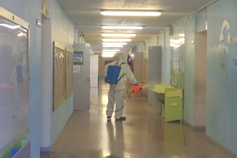 פעולות החיטוי בבית ספר קדימה | צילום: עיריית קרית ביאליק