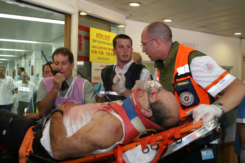 ד"ר מיכאל הלברטל בעת קליטת פצוע, 2006 | צילום: פיוטר פילטר, רמב"ם