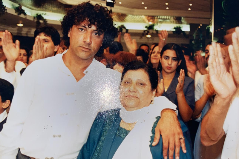 מוחמד סלום ז"ל עם אמו פתחיה | צילום: באדיבות המשפחה