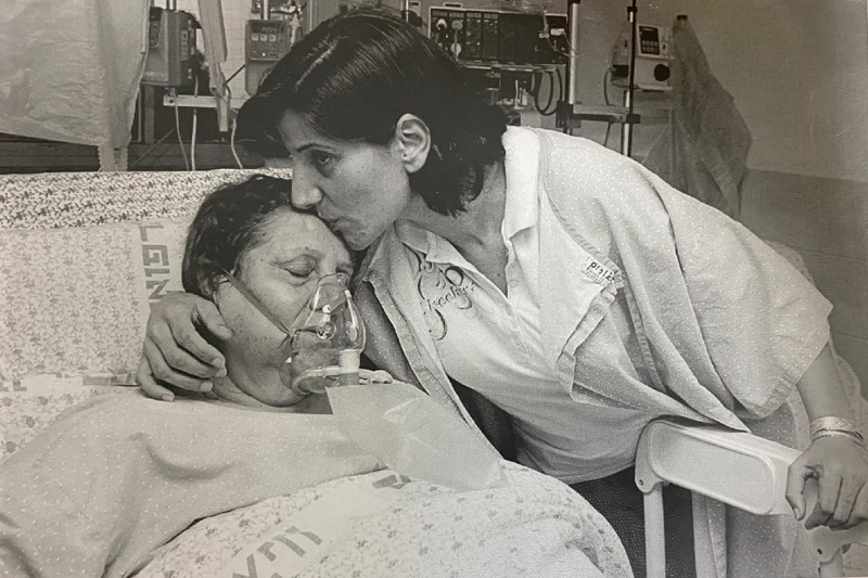 מונירה ואמה, פתחיה, בבית החולים | צילום: באדיבות המשפחה