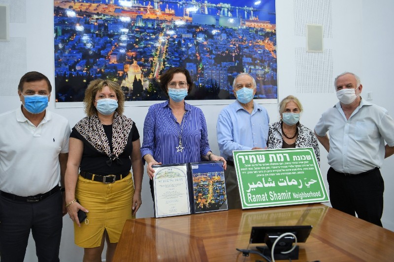 קליש, ציוני, עידו ובני משפחתו של שמיר ז"ל | צילום: ראובן כהן, דוברות עיריית חיפה