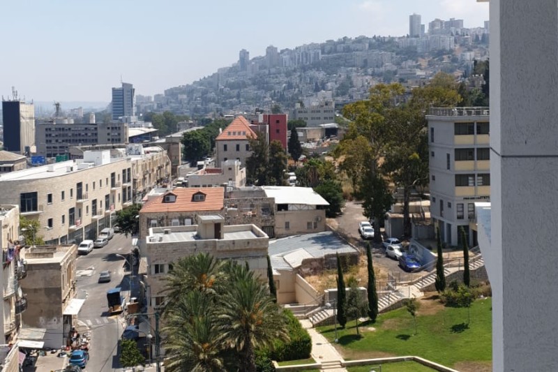 הנוף מהמרפסת בדירתו של הרב חיון | צילום: שירות רדיו חיפה