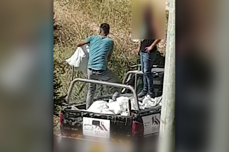 הקבלן שנתפס משליך פסולת | צילום: דוברות עיריית חיפה