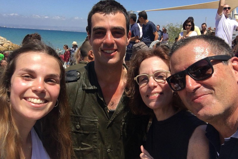 הצוער איתי בן משה עם משפחתו | צילום: באדיבות המשפחה
